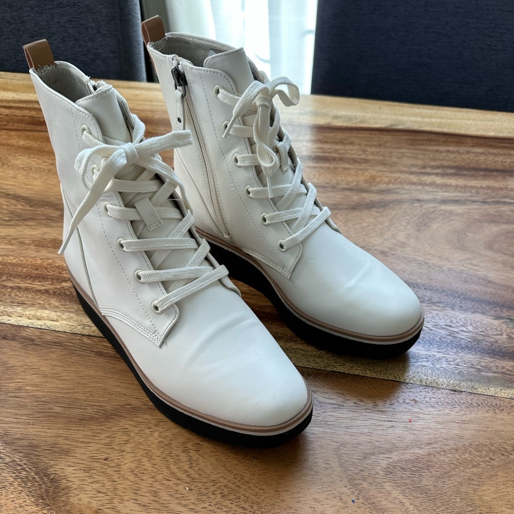 Dr Scholl’s Off-White Lace-Up Boots. NWT